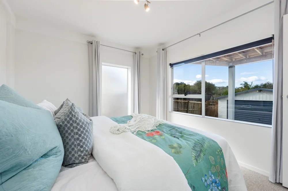 Photos of 1071 Whangaparaoa Road