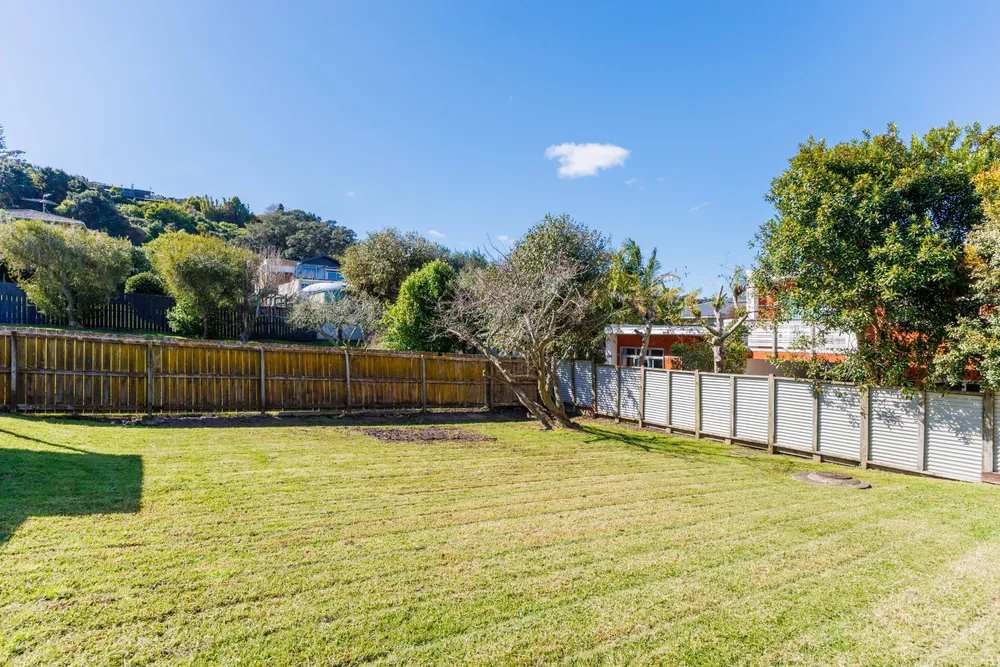 Photos of 1071 Whangaparaoa Road
