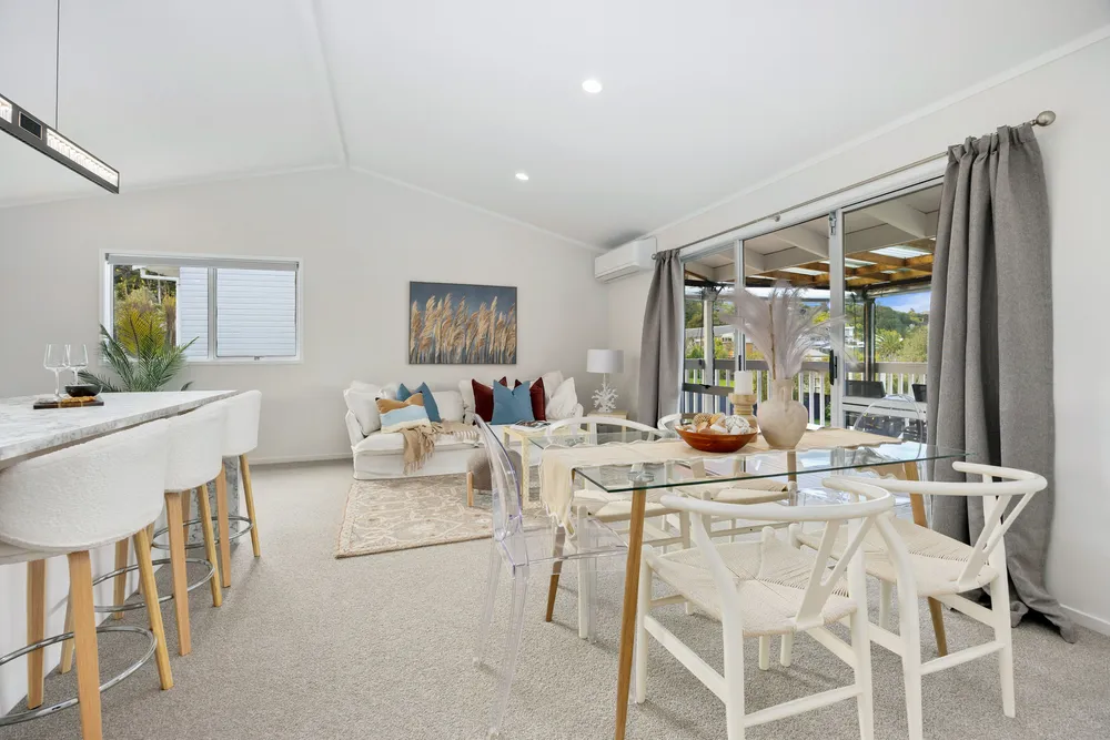Photos of 1071 Whangaparaoa Road