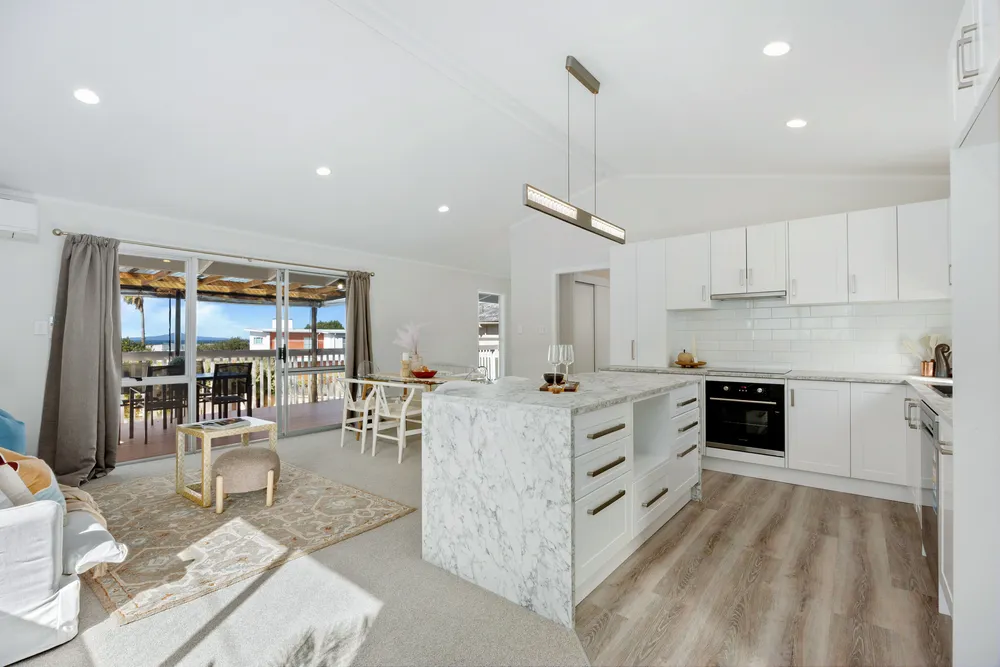 Photos of 1071 Whangaparaoa Road