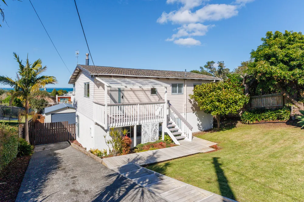 Photos of 1071 Whangaparaoa Road
