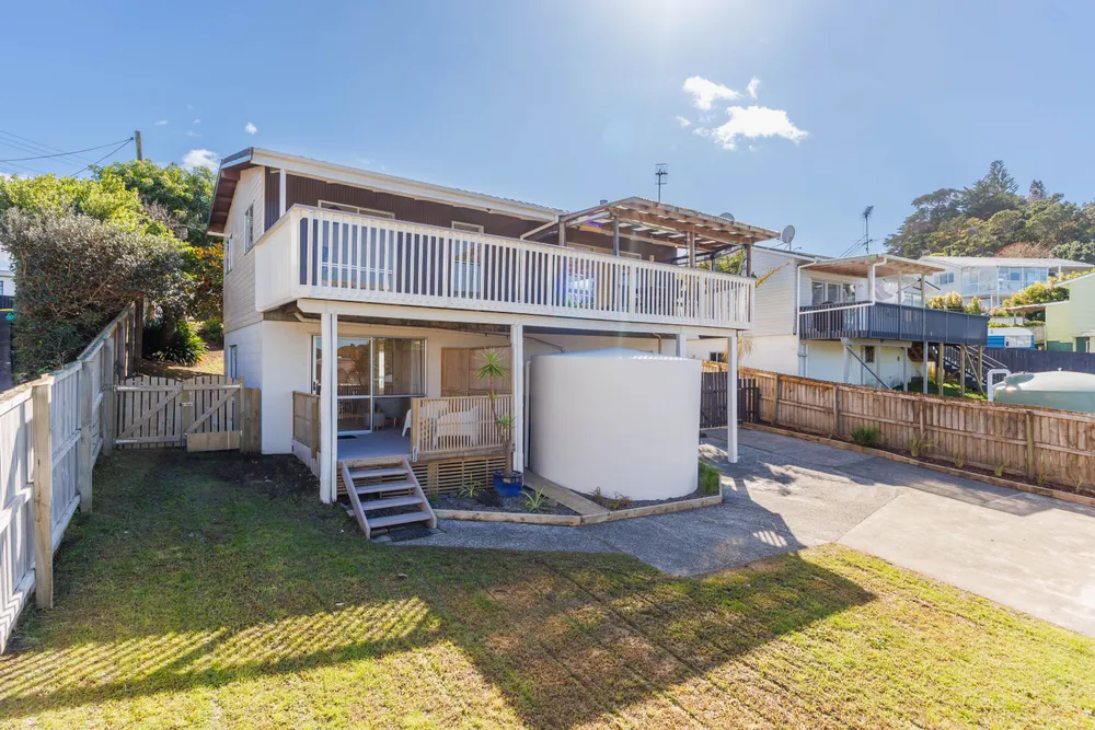 Photos of 1071 Whangaparaoa Road