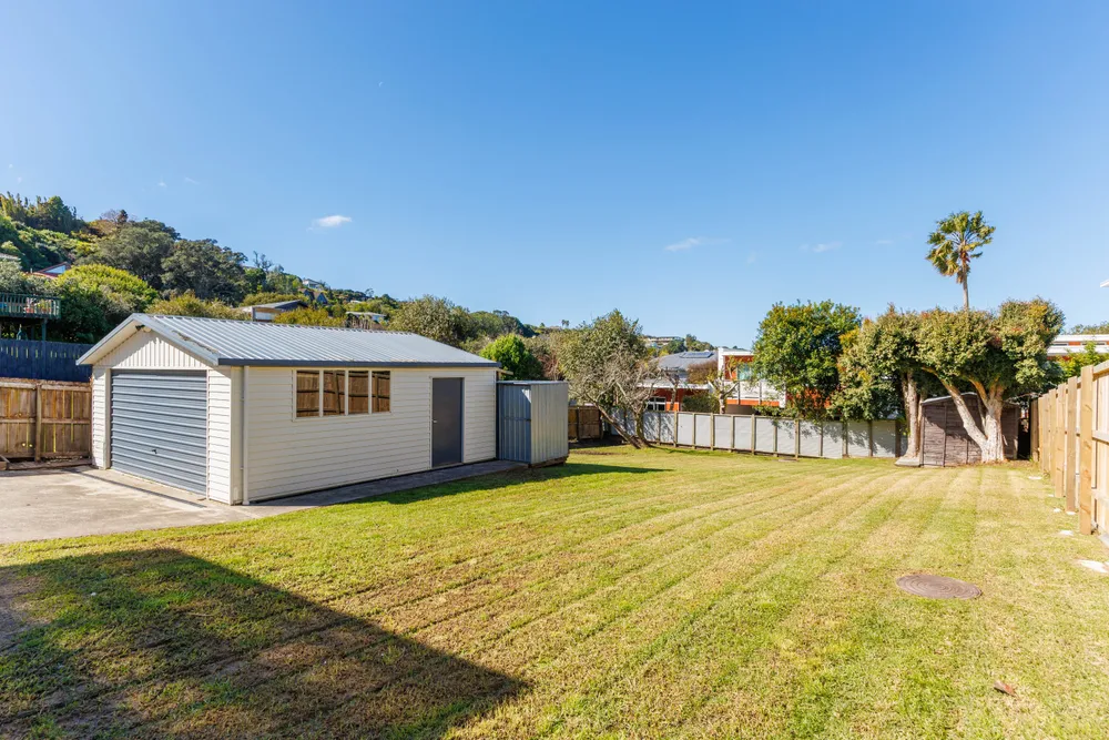 Photos of 1071 Whangaparaoa Road