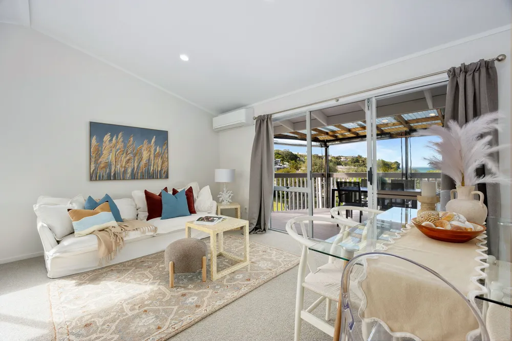 Photos of 1071 Whangaparaoa Road