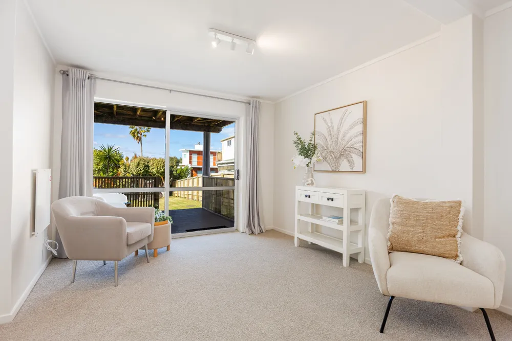 Photos of 1071 Whangaparaoa Road