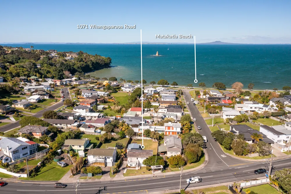 Photos of 1071 Whangaparaoa Road