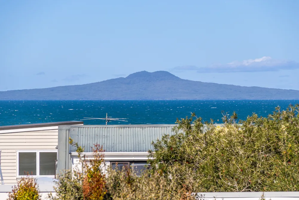 Photos of 1071 Whangaparaoa Road