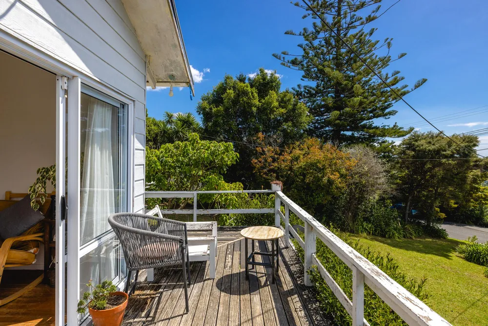 Photos of 24 Victoria Road South