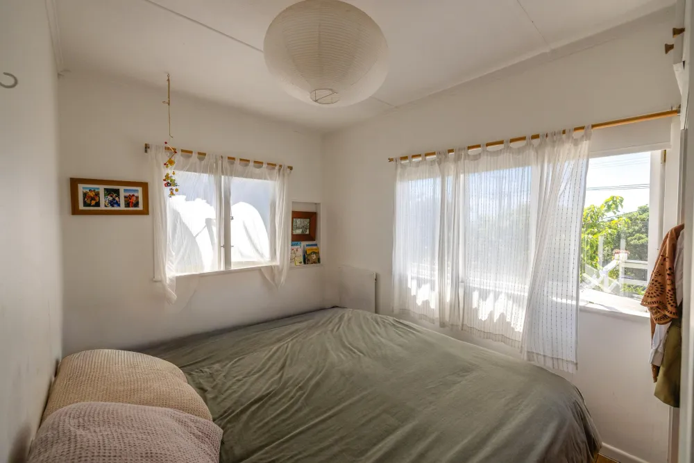 Photos of 24 Victoria Road South