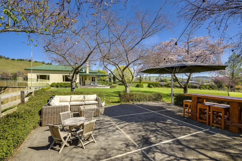 Photos of 549 Middle Road