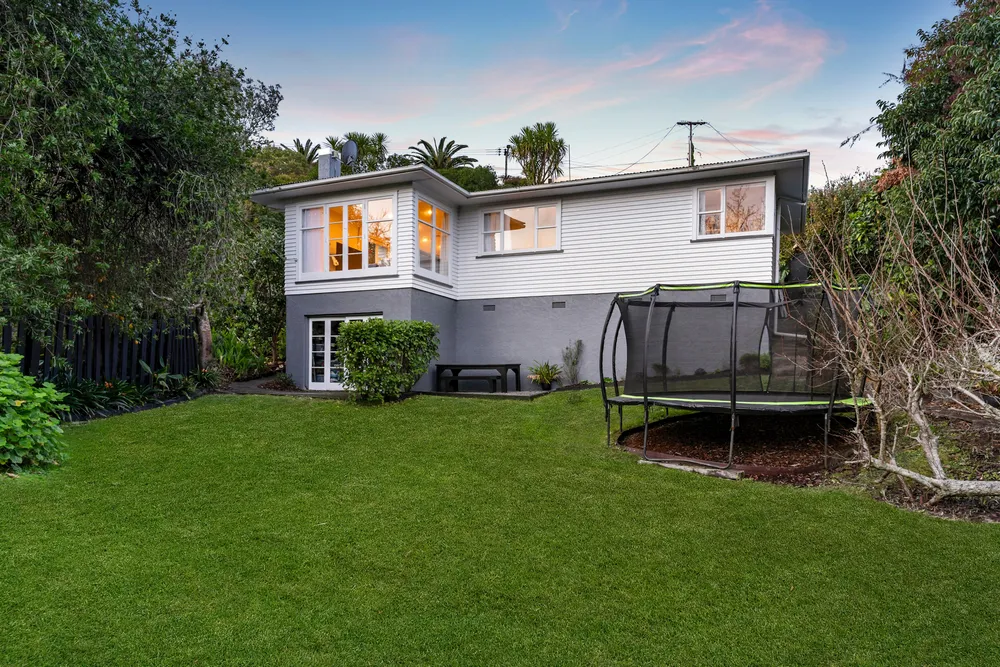 Photos of 98 Beach Road
