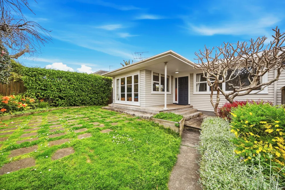 Photos of 17 Appleyard Crescent