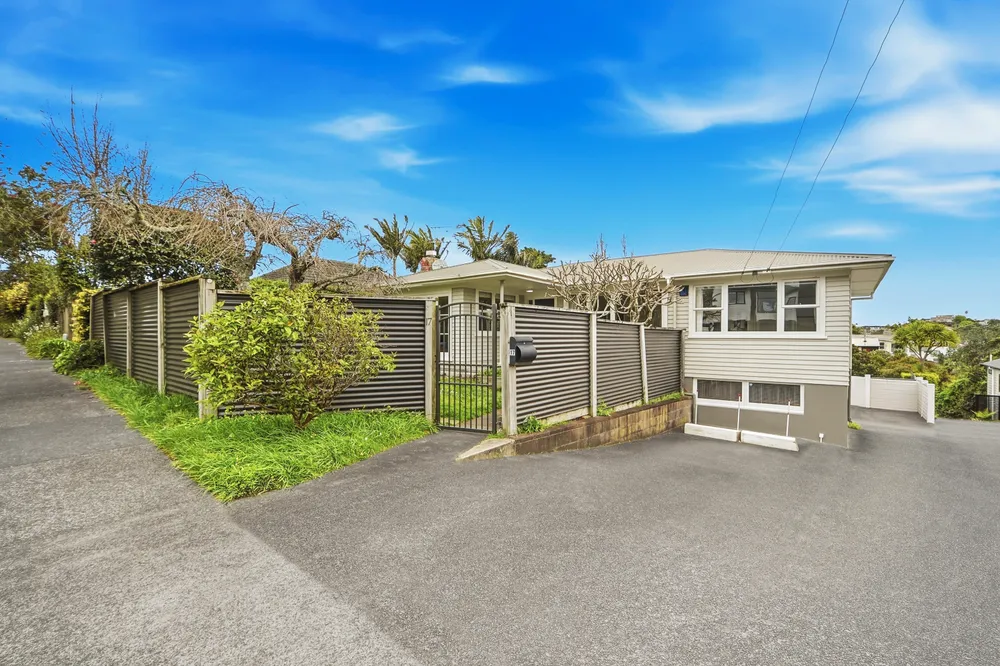 Photos of 17 Appleyard Crescent