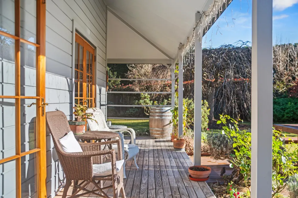 Photos of 1055 Tram Road