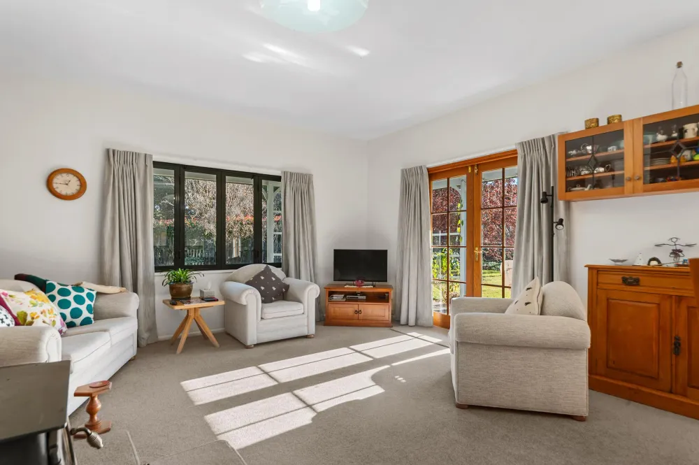 Photos of 1055 Tram Road