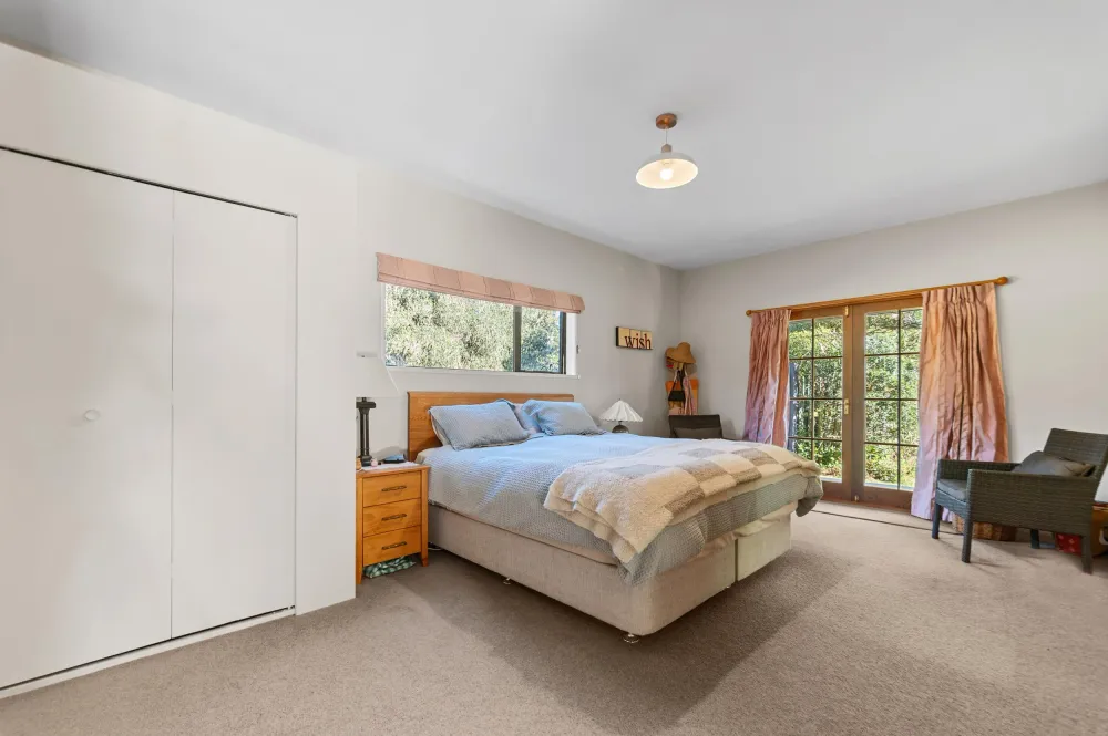 Photos of 1055 Tram Road
