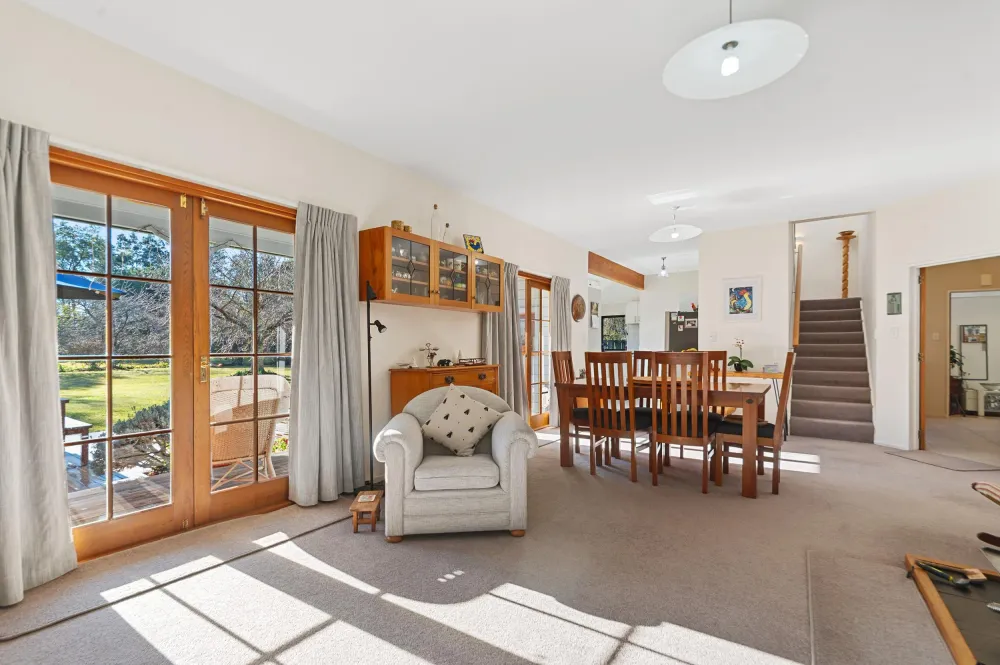 Photos of 1055 Tram Road