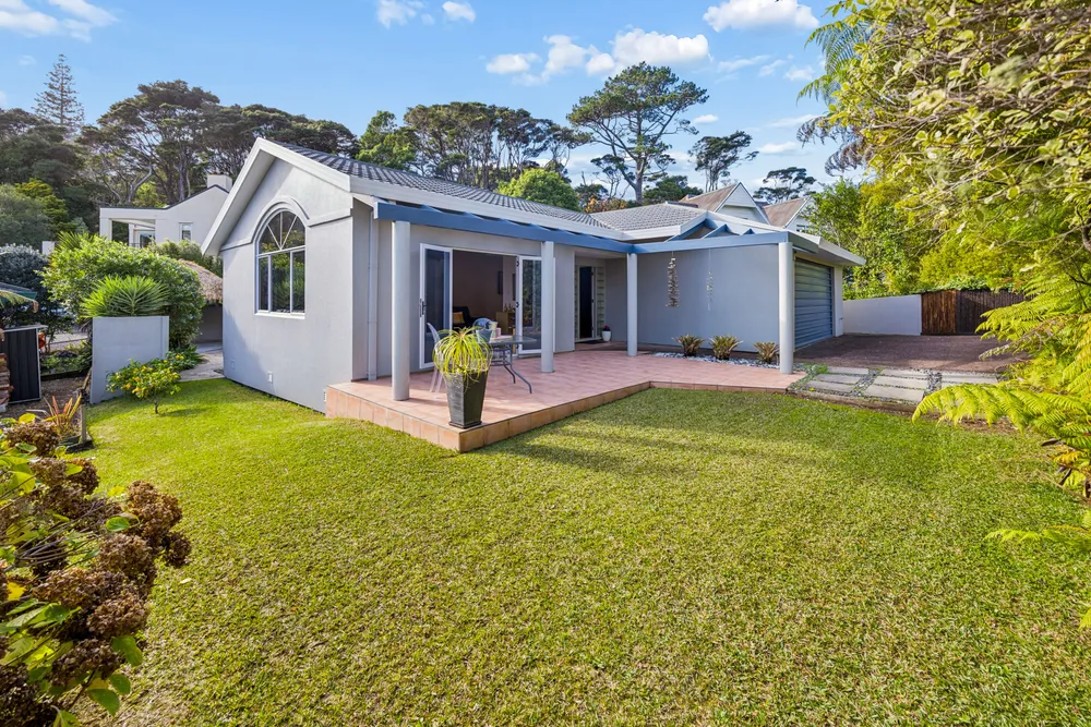 Photos of 25 Woodfern Crescent
