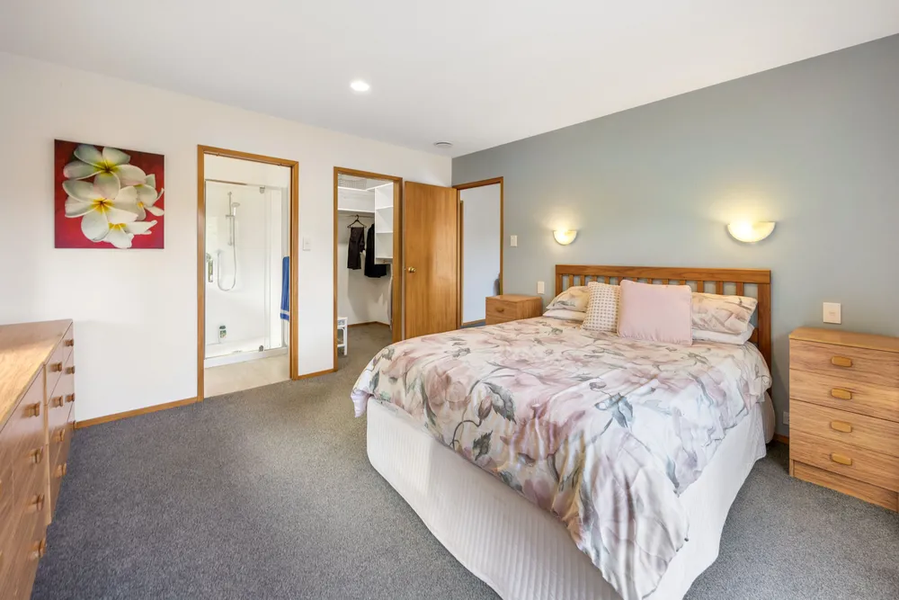Photos of 25 Woodfern Crescent
