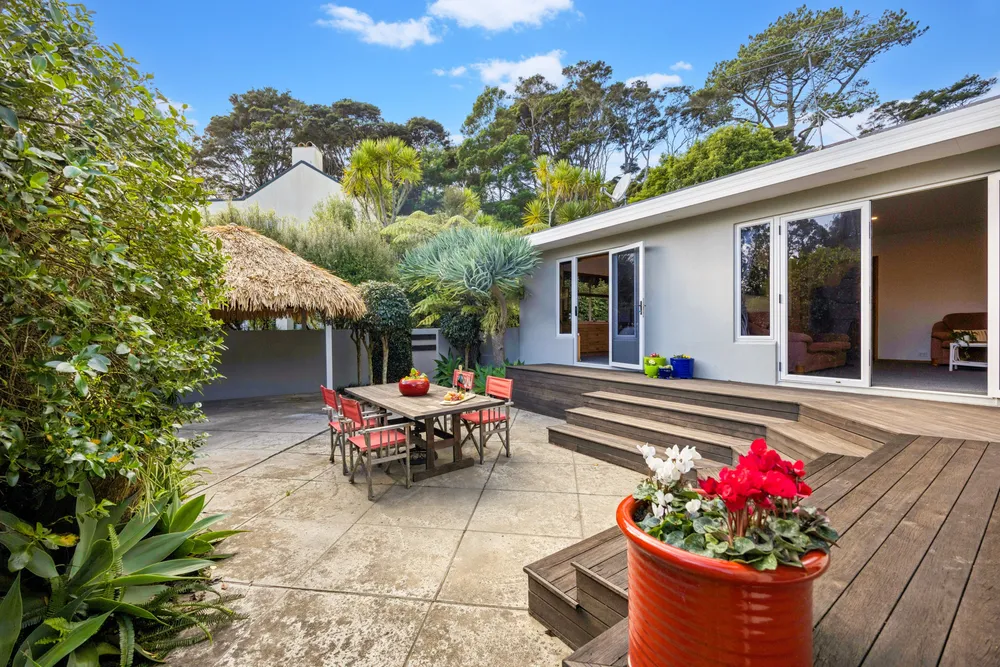 Photos of 25 Woodfern Crescent