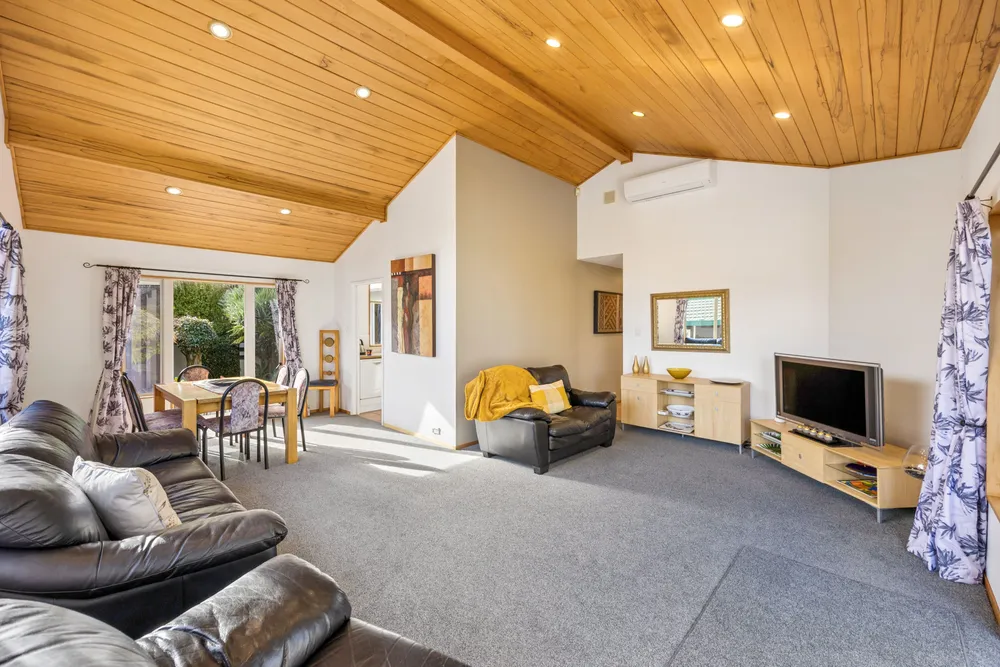 Photos of 25 Woodfern Crescent
