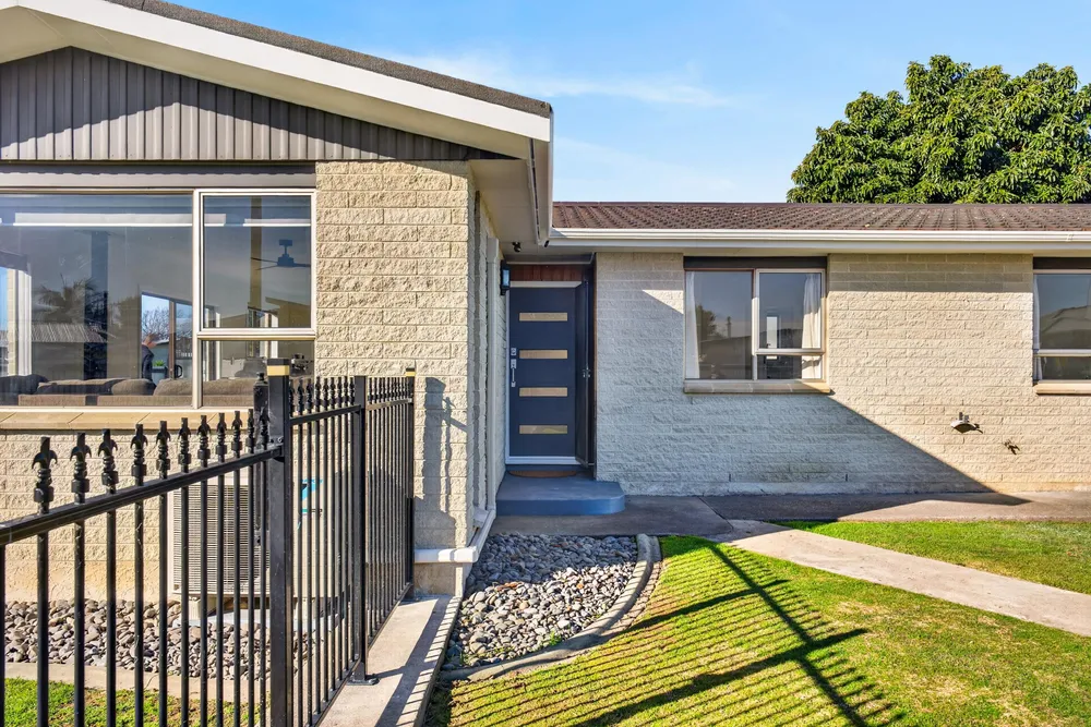 Photos of 44 Salisbury Avenue