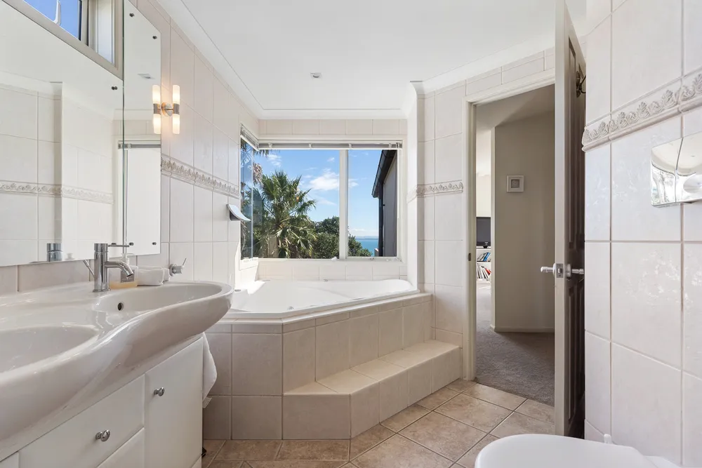 Photos of 1442 Whangaparaoa Road