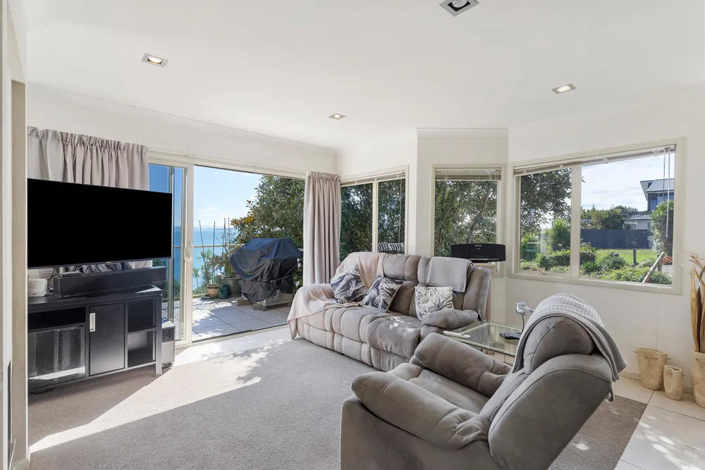 Photos of 1442 Whangaparaoa Road