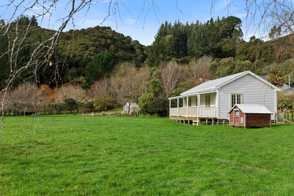 Photos of 136 Moores Valley Road