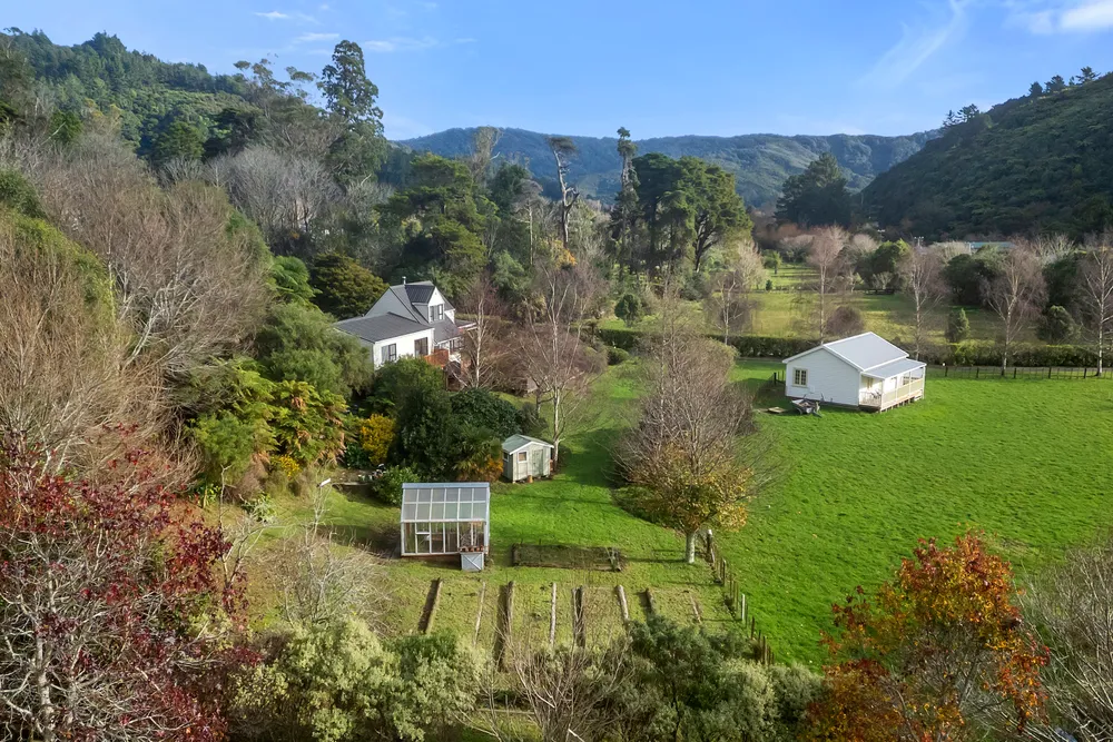 Photos of 136 Moores Valley Road