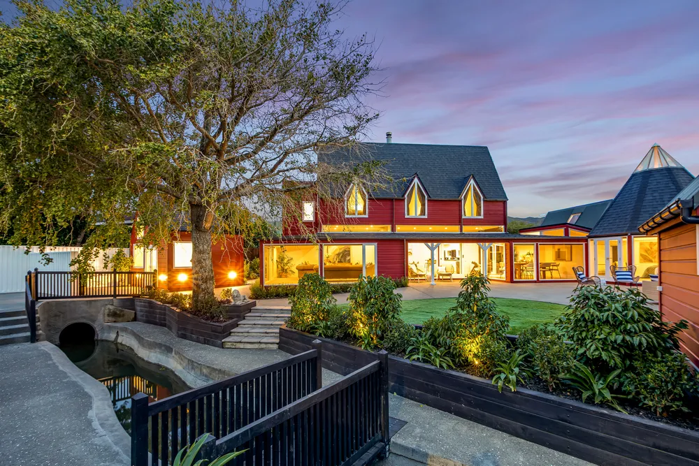 Photos of 136 Moores Valley Road