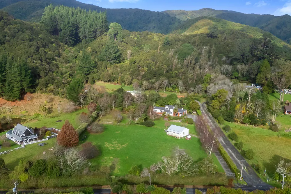 Photos of 136 Moores Valley Road