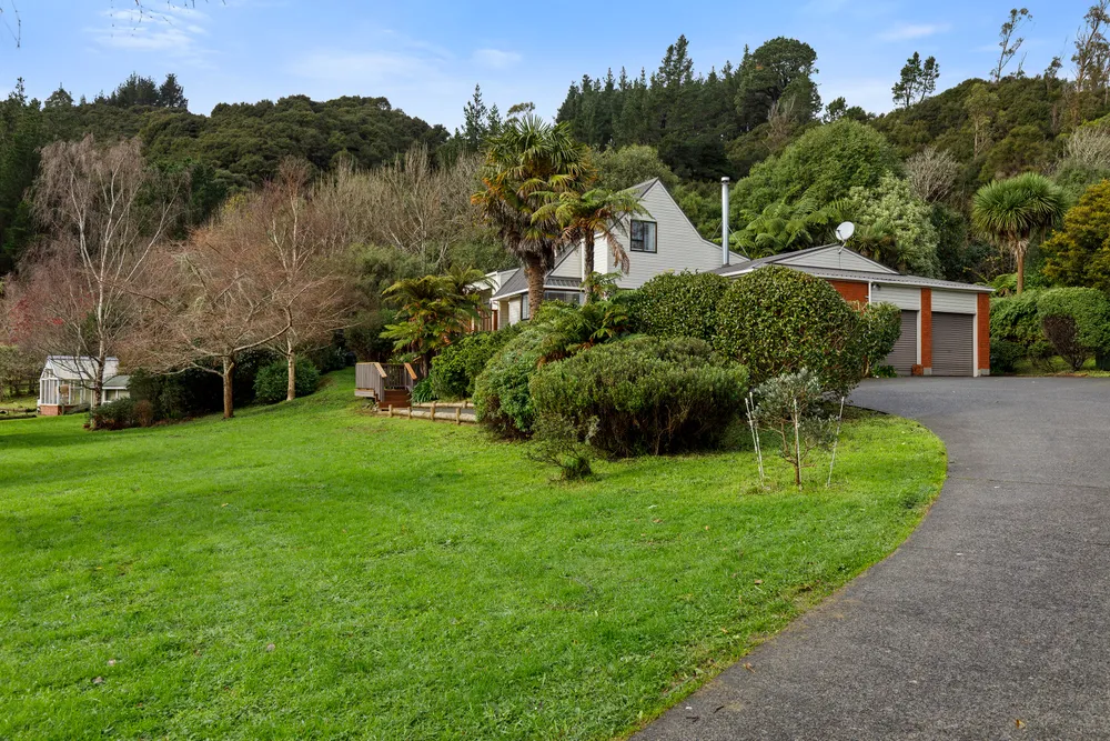 Photos of 136 Moores Valley Road