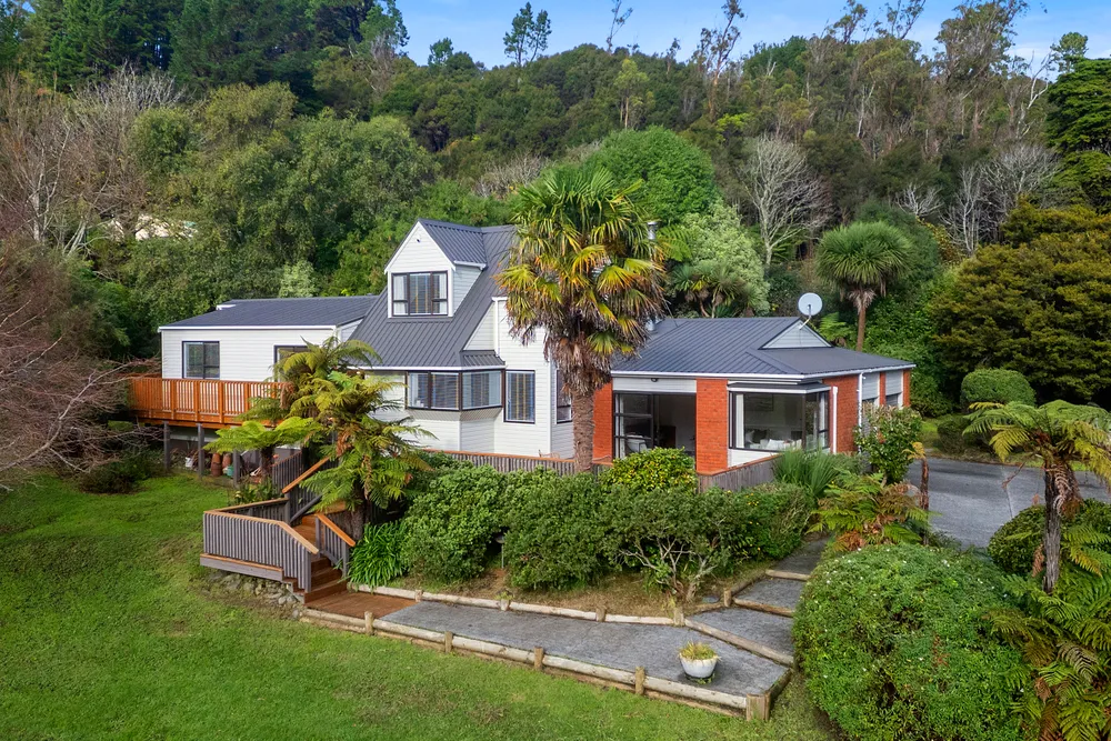 Photos of 136 Moores Valley Road