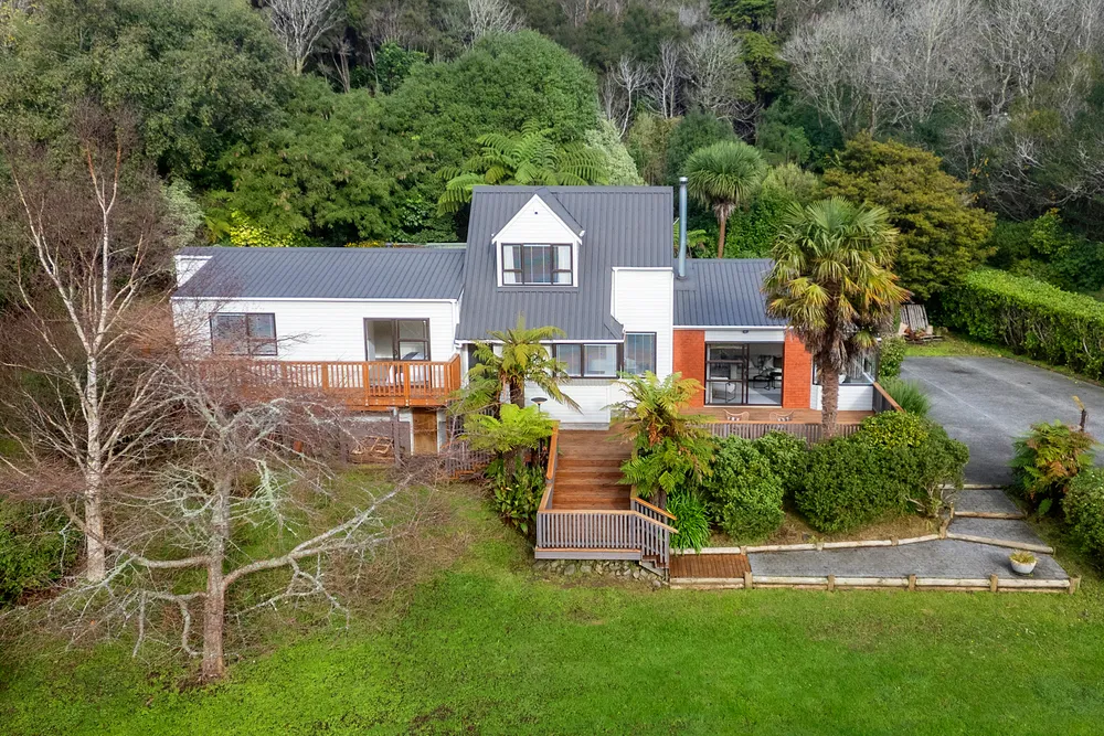 Photos of 136 Moores Valley Road