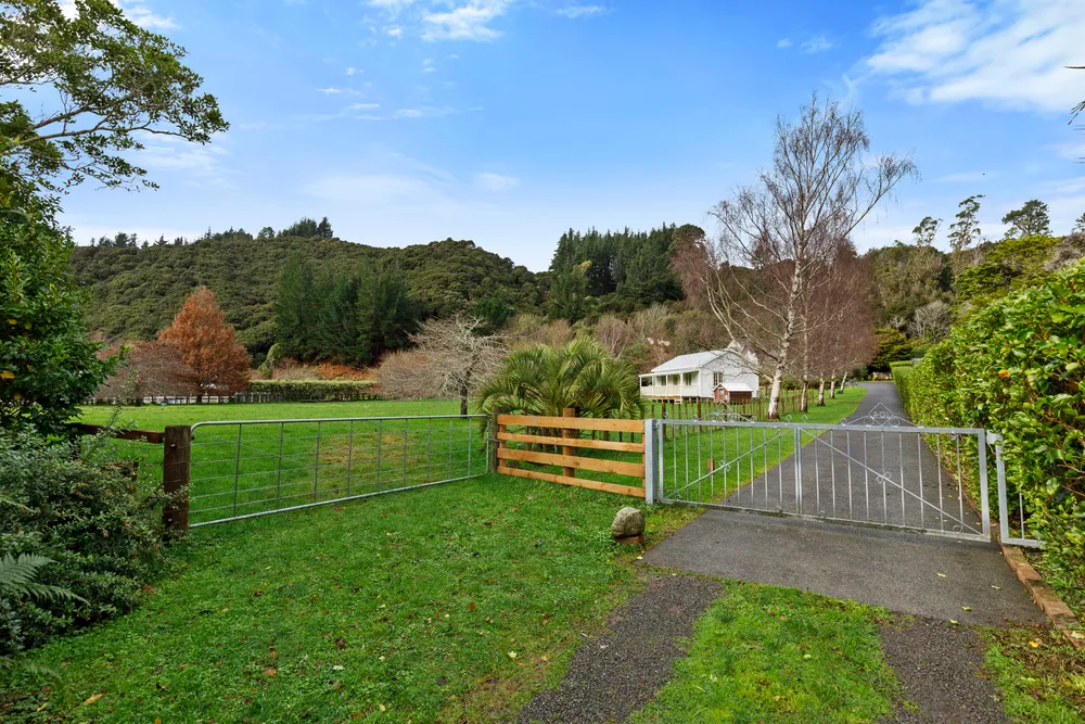 Photos of 136 Moores Valley Road