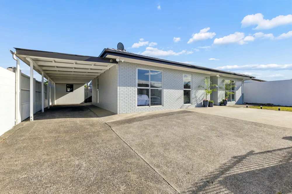Photos of 22 Chelburn Crescent