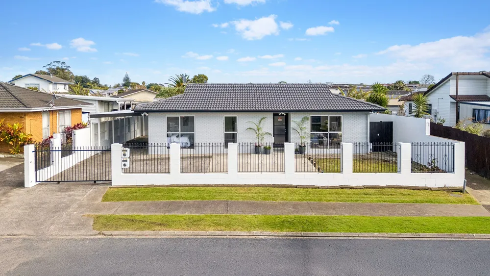 Photos of 22 Chelburn Crescent