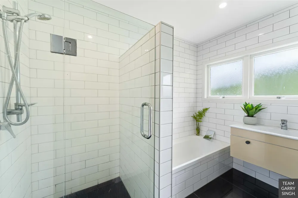 Photos of 140 Clevedon Road