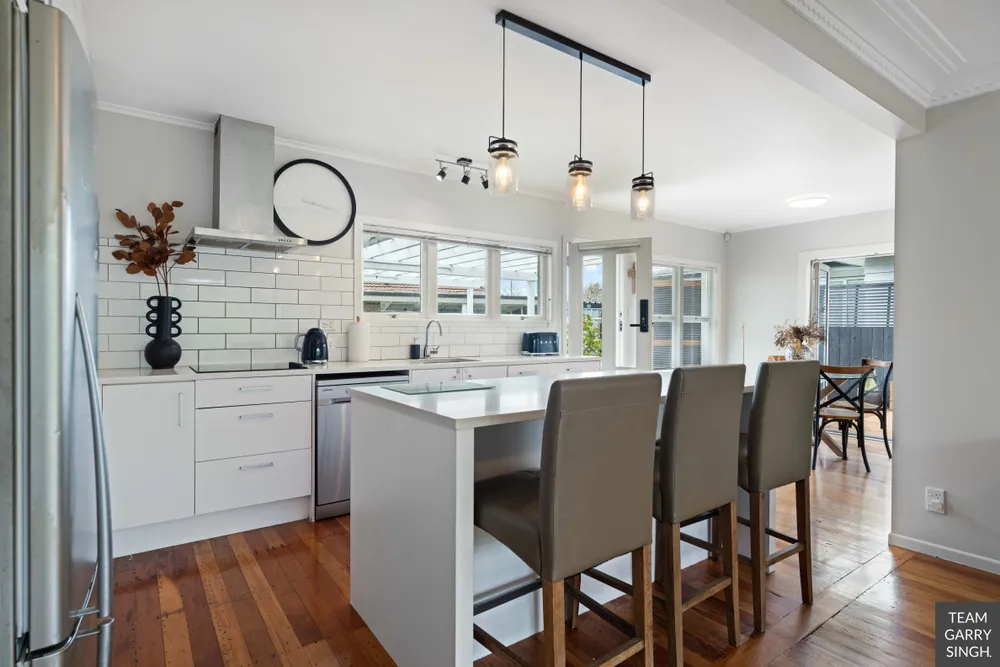 Photos of 140 Clevedon Road
