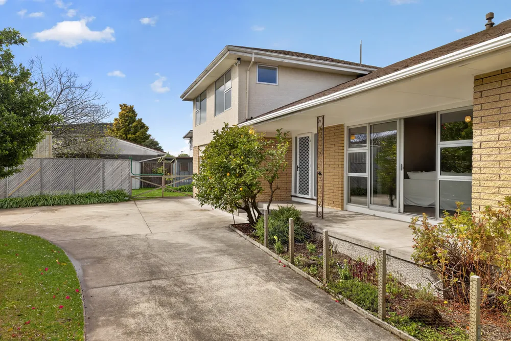 Photos of 20 Delaware Crescent