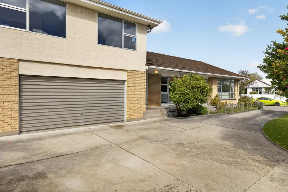 Photos of 20 Delaware Crescent