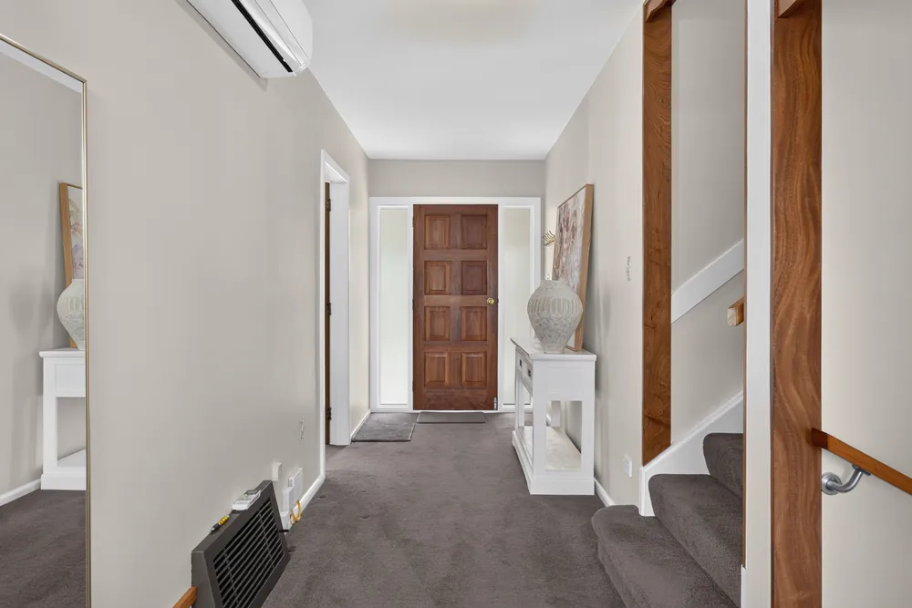 Photos of 20 Delaware Crescent