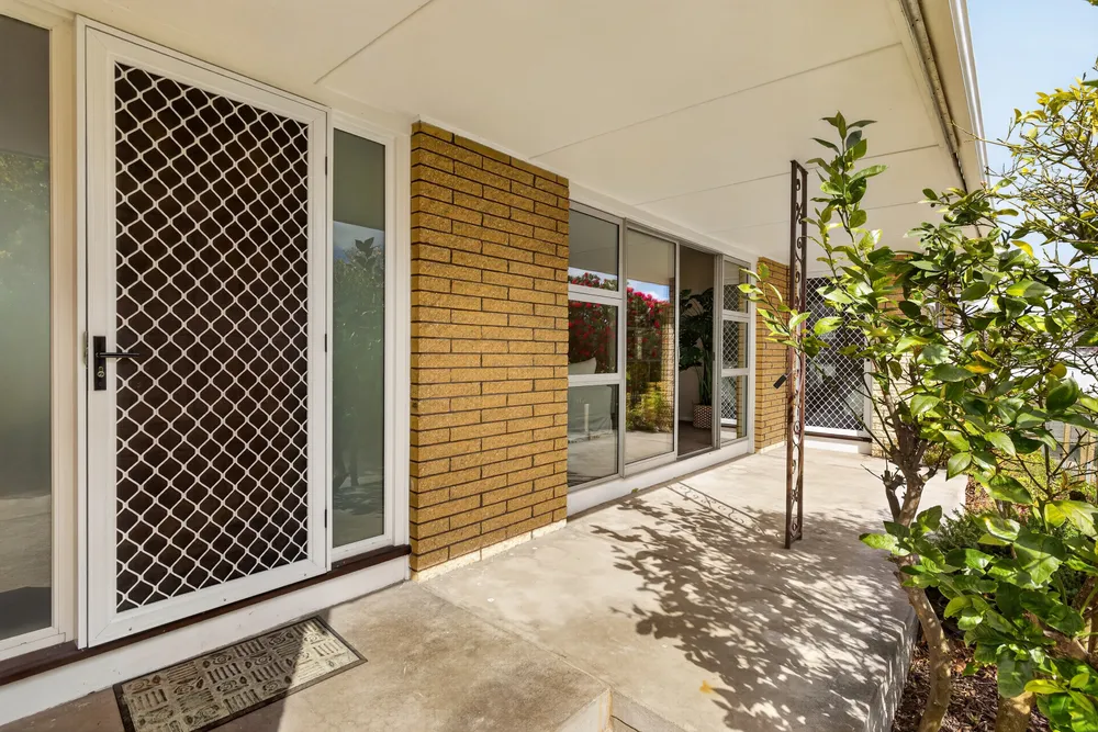 Photos of 20 Delaware Crescent