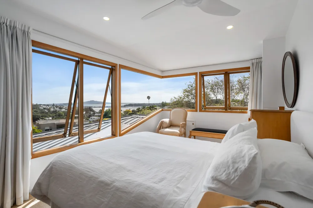 Photos of 83 Bassett Road
