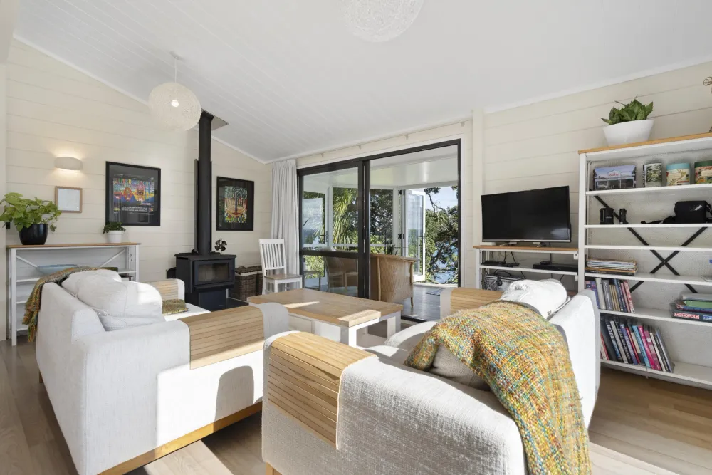 Photos of 136 Reotahi Road