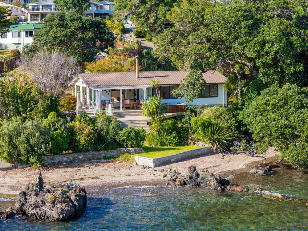 Photos of 136 Reotahi Road
