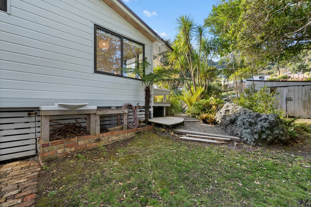 Photos of 136 Reotahi Road