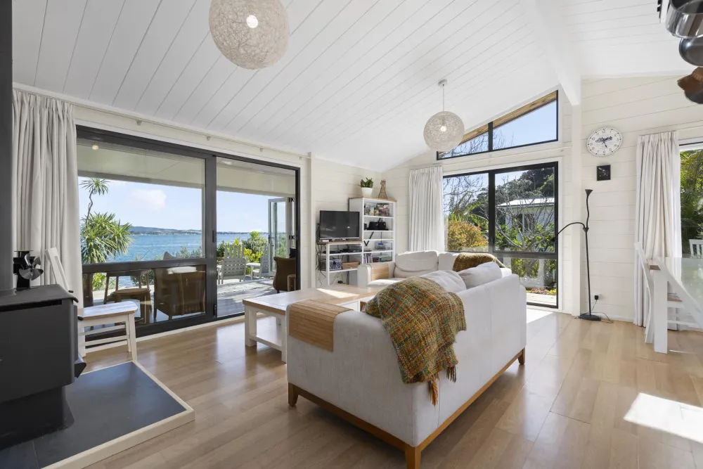Photos of 136 Reotahi Road