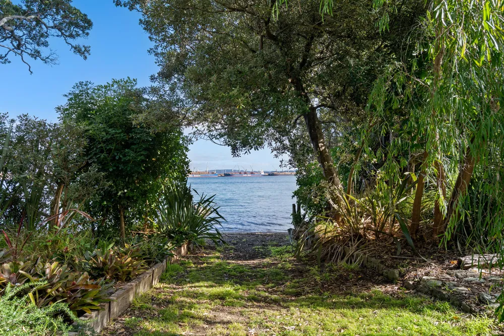 Photos of 136 Reotahi Road